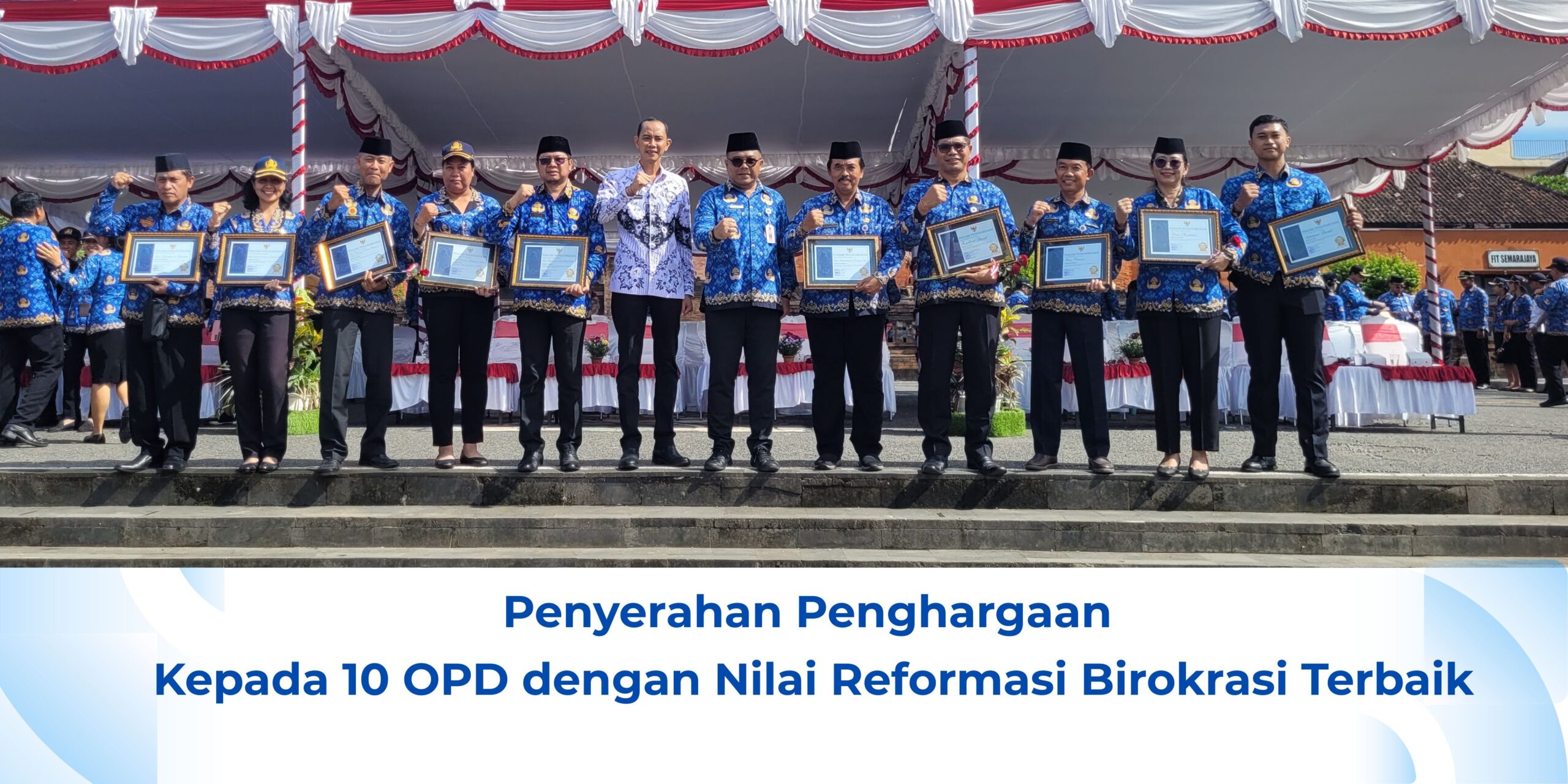 Penyerahan Penghargaan kepada 10 OPD dengan Nilai Reformasi Birokrasi Terbaik